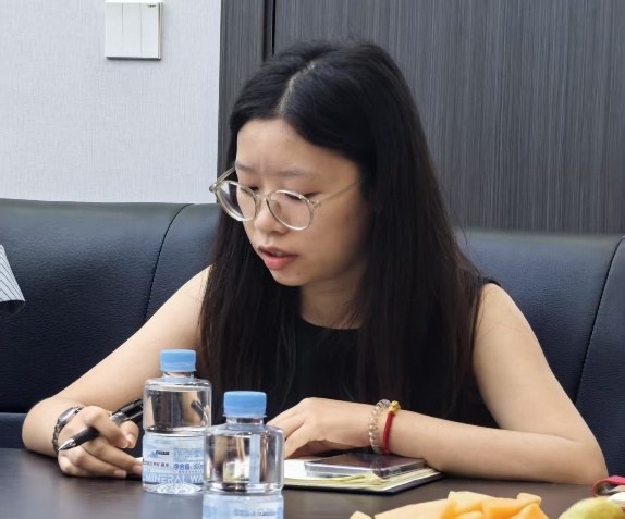 女人坐在桌子边

AI 生成的内容可能不正确。