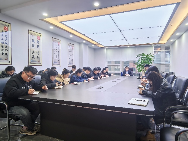 图片包含 室内, 天花板, 桌子, 建筑