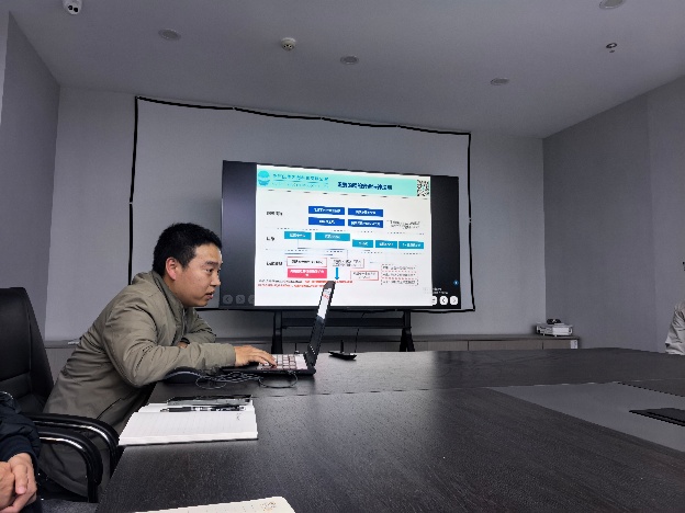人在房间内玩体感游戏
