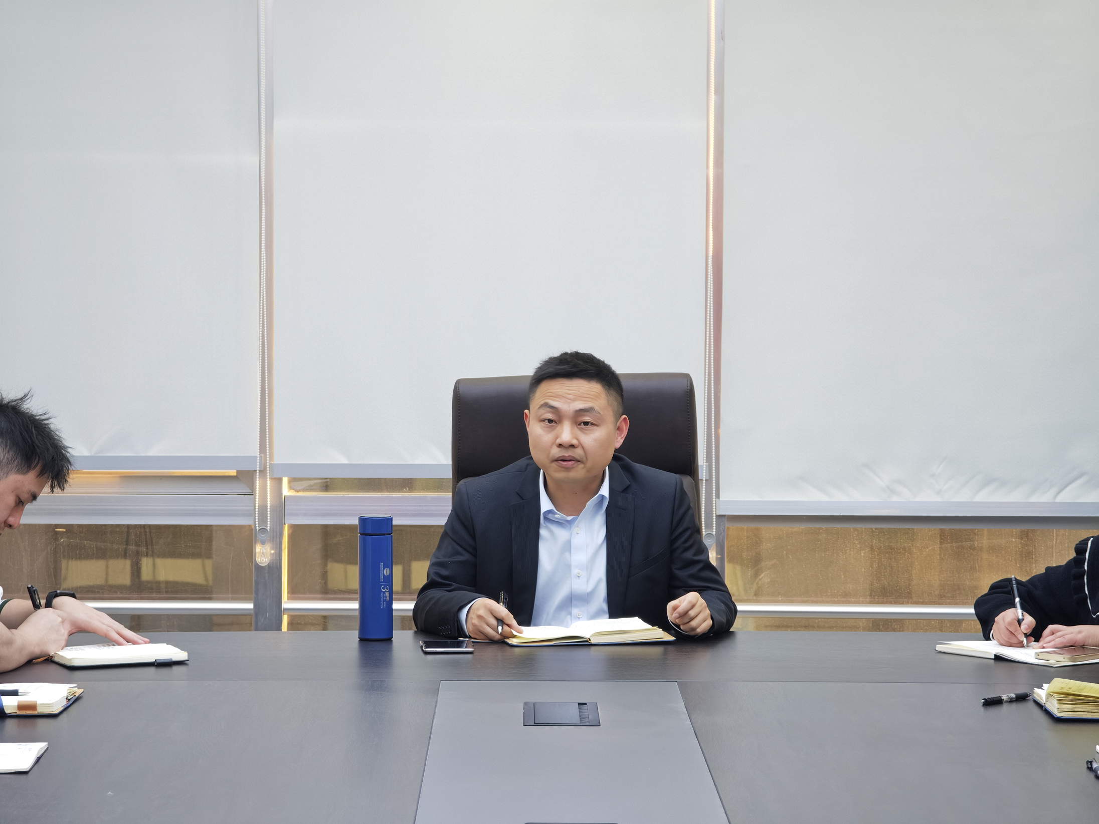 几个人在桌子前
AI 生成的内容可能不正确。