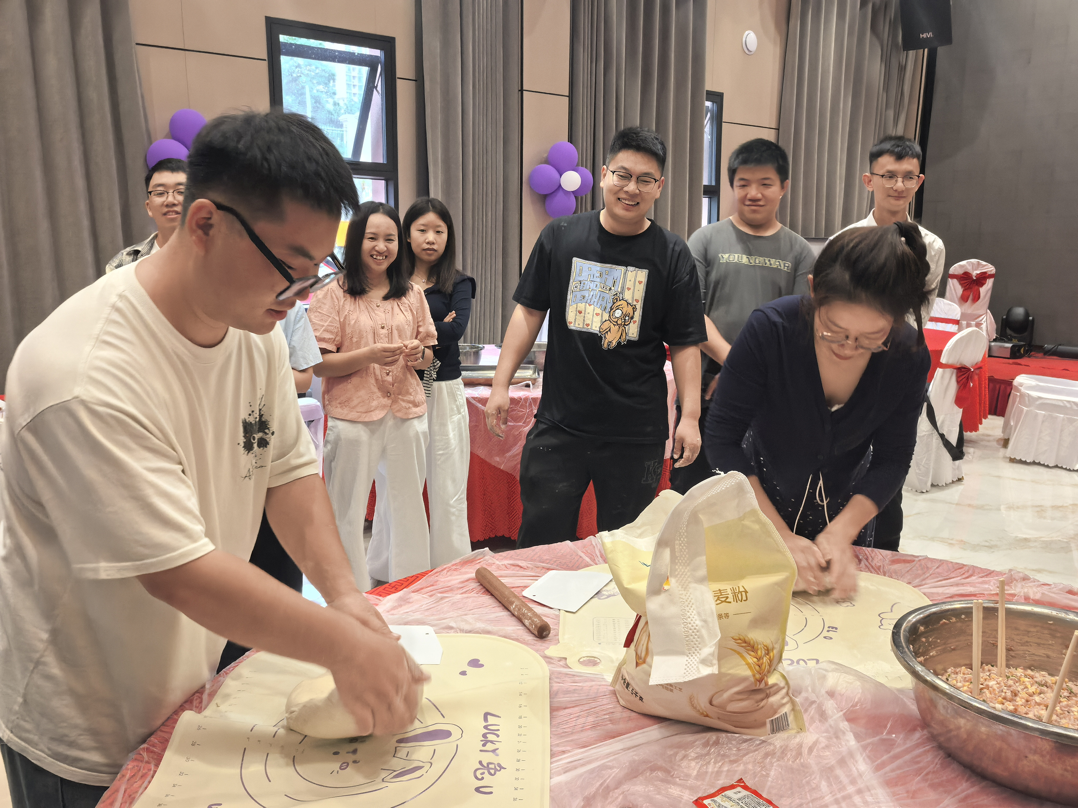 包饺子活动现场