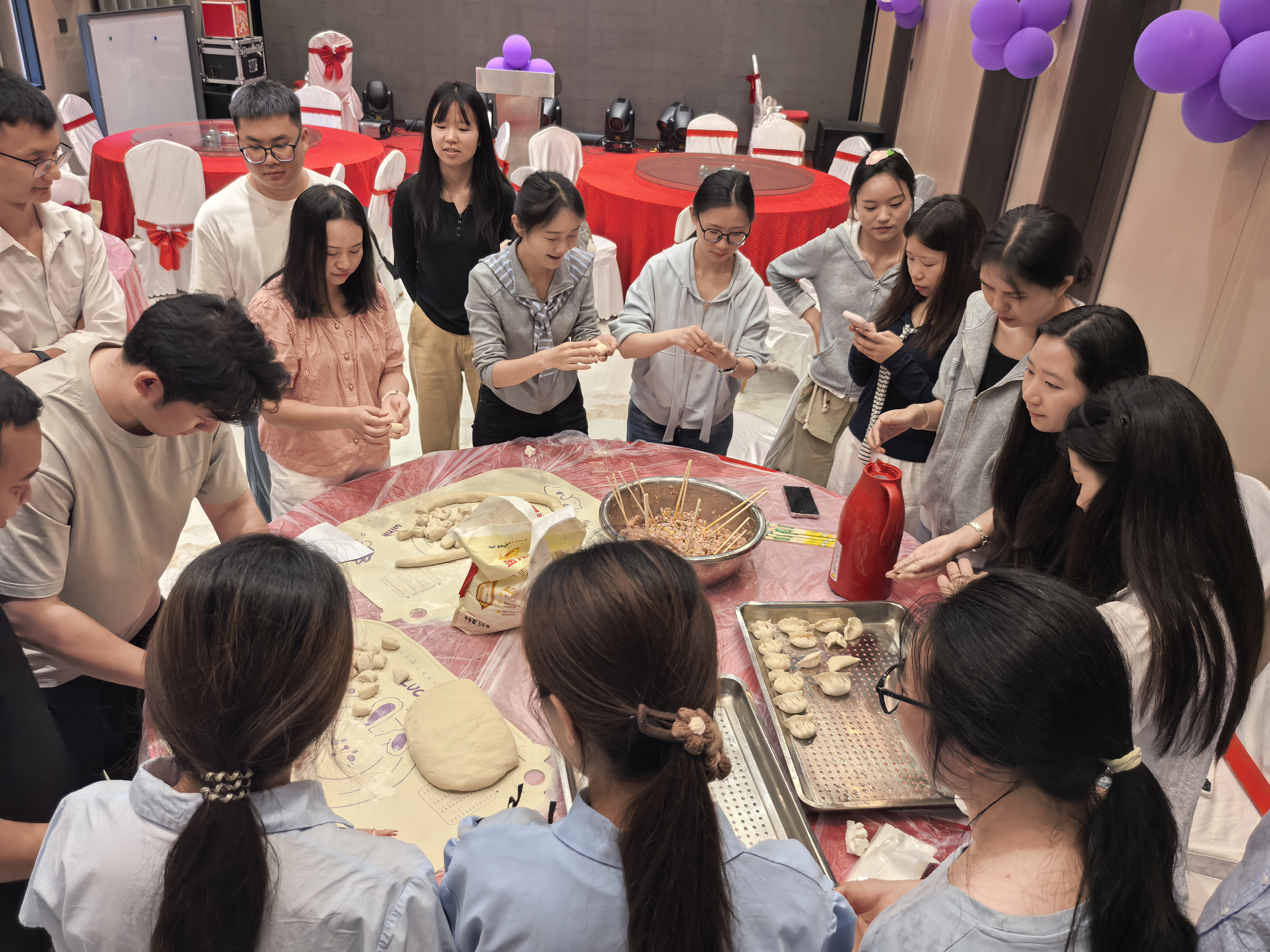 员工协作包饺子