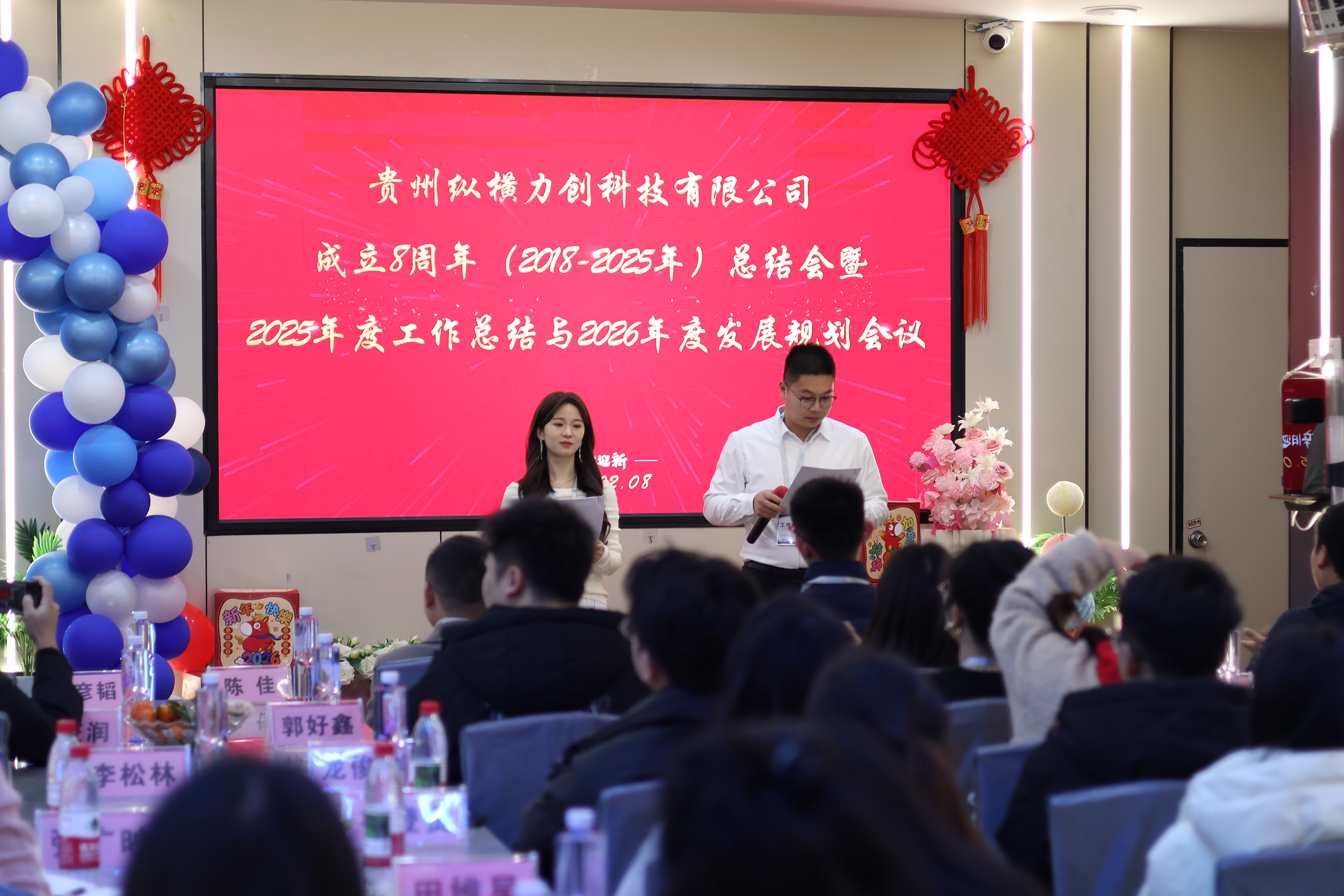 人们在看台上的人在餐厅里