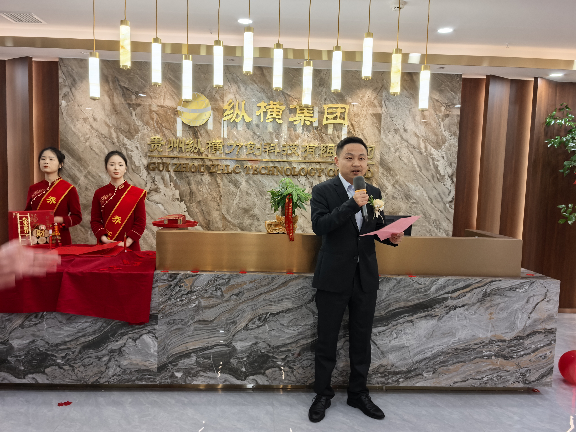 嘉宾在建筑前合影