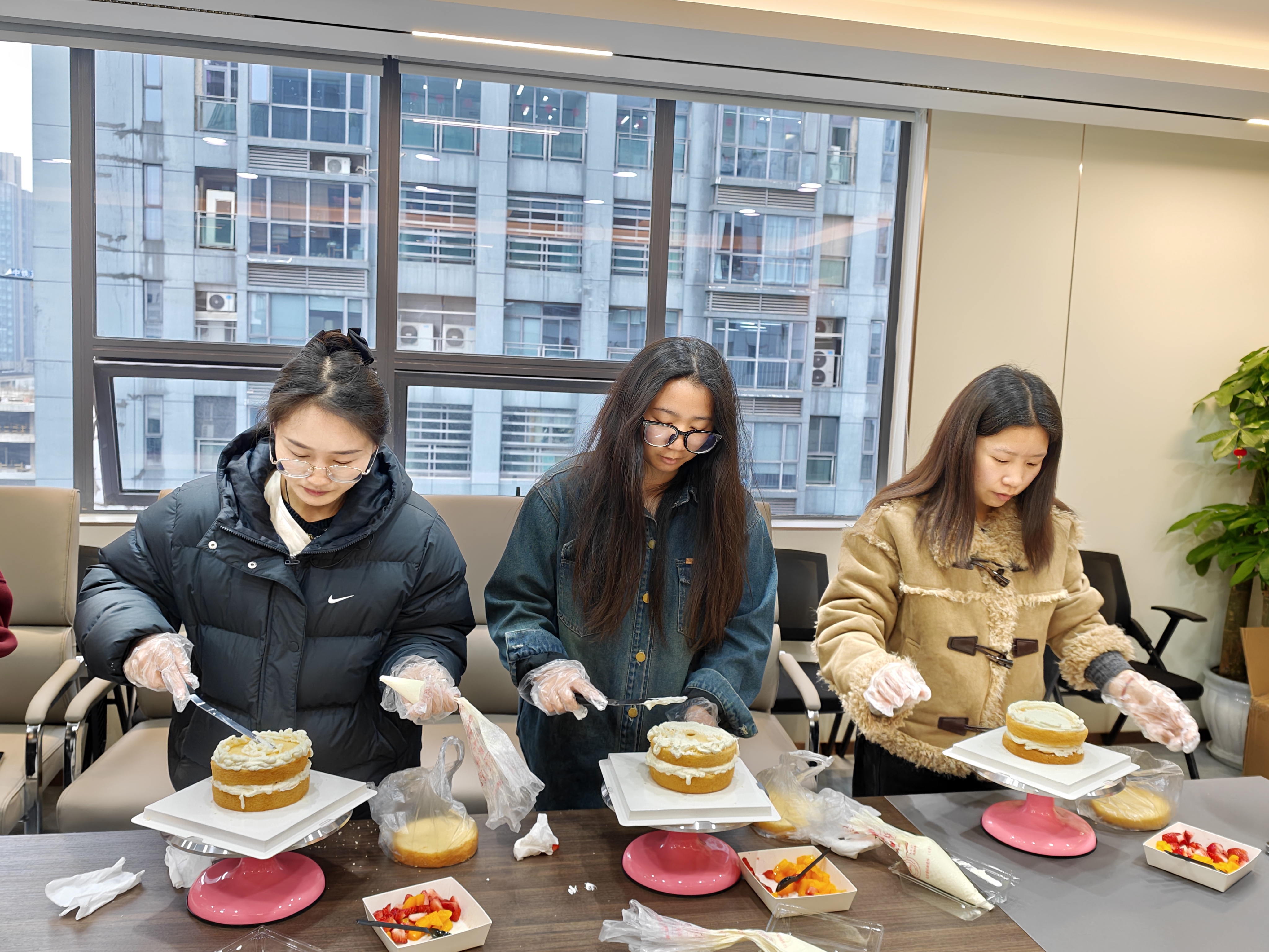 女职工动手制作烘焙